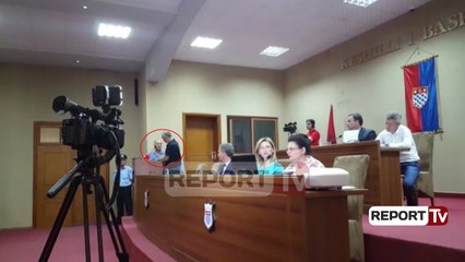 Shkodër, kryetari s’i jep fjalën, këshilltari godet foltoren me grushte, ndërpritet mbledhja