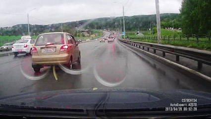 Un camion fonce dans des voitures en circulation