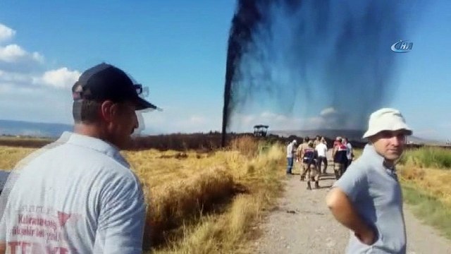 Petrol boru hattında patlama...Patlama sonrası petrol metrelerce yükseğe fışkırdı