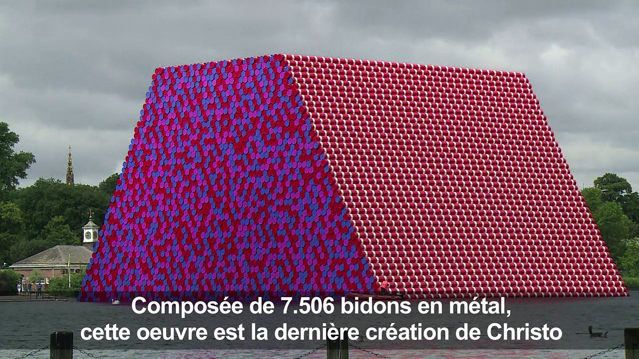 L'artiste Christo empile 7.500 bidons en plein coeur de Londres