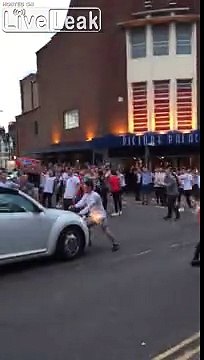Ce supporter danse sur le toit d'une voiture et passe à travers !