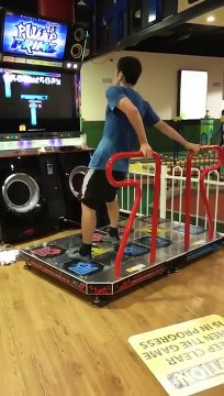 Jeu d'arcade de danse : meilleur joueur du monde ? Impressionnant !