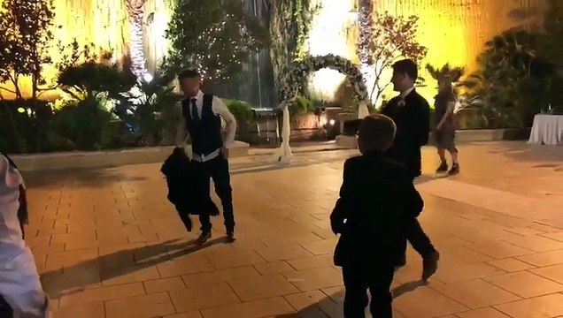 Ce gamin danse et vole la vedette aux mariés !