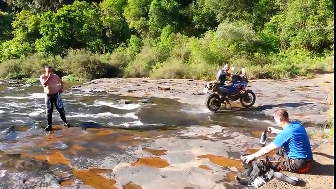 Utiliser une motocross pour se doucher ?!
