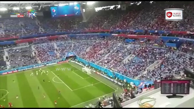 لاعبو مصر روسيا يؤدون الإحماء قبل المواجهة المرتقبة