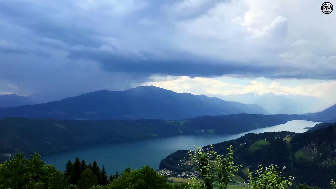 Magnifiques images d'une précipitation sur le lac Millstätter, en Autriche.