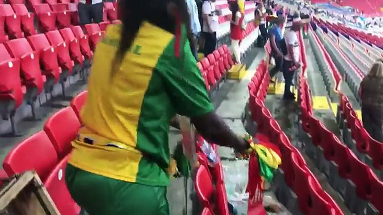Geste de patriotisme des Senegalais apres le match