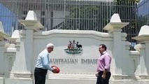 Embaixadór Austrália nian, Peter Doyle remata ona nia misaun tinan haat iha Timor-Leste. Nia pasa bola Austrália nian hanesan sinál pasa nia misaun ba nia subst