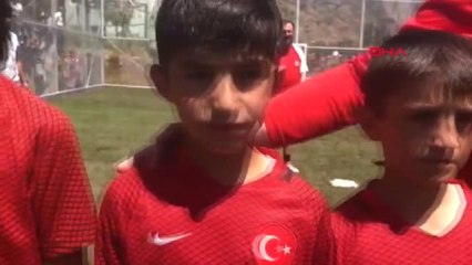 Şırnak Bakan Bak'tan, Yerde Buldukları Bayrağı Göndere Çeken Çocuklara Sürpriz Ziyaret
