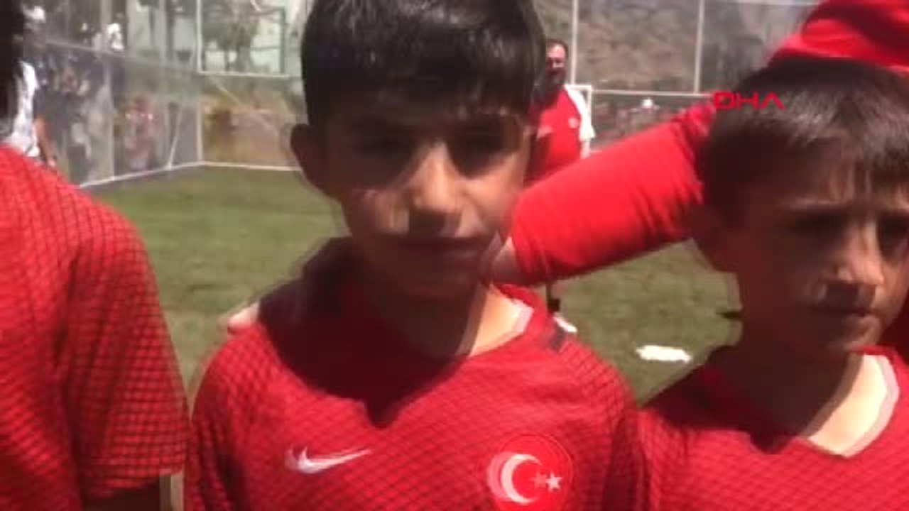 Şırnak Bakan Bak'tan, Yerde Buldukları Bayrağı Göndere Çeken Çocuklara Sürpriz Ziyaret