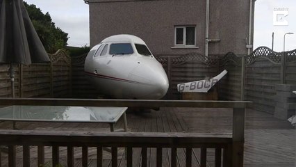 Cet homme a un cockpit d'avion dans son jardin