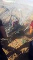 شاهد: شبان يقصون السياج الفاصل مع الأراضي المحتلة شرق خانيونس قبل قليل.