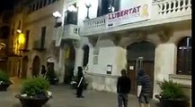Retiran pancartas independentistas en el Ayuntamiento de Villafranca del Penedés
