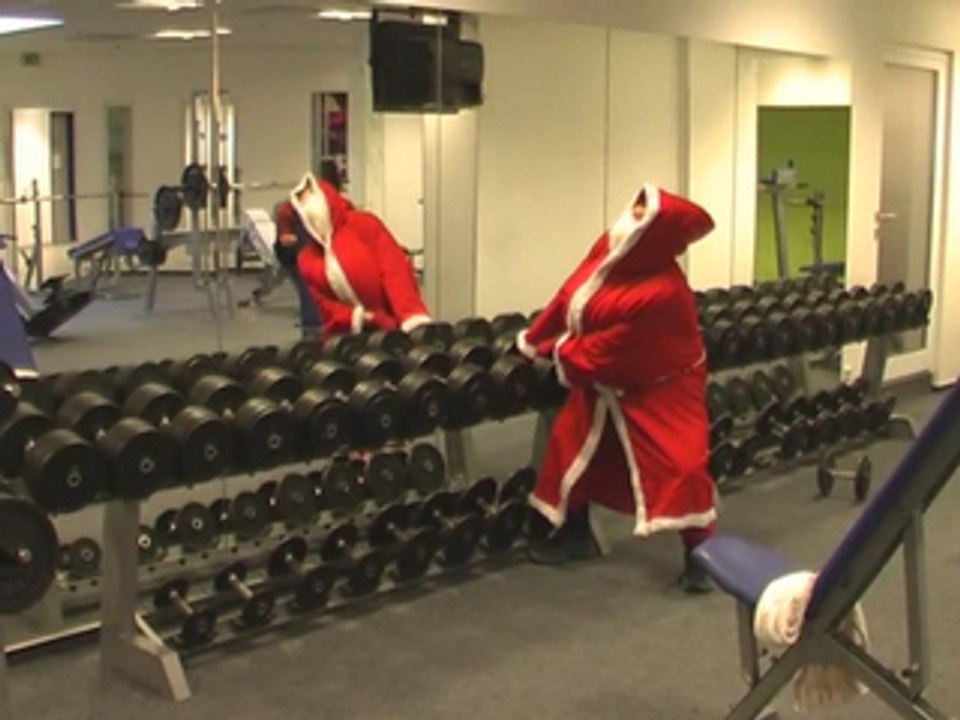 Weihnachtsmann im Fitnessstudio