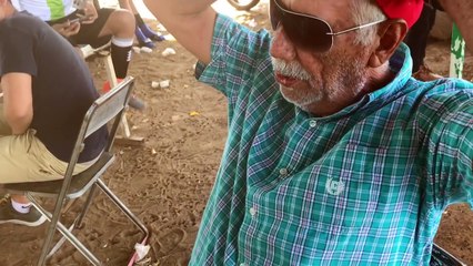 cuando lo vieron con una gallina al patron neto!