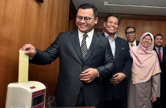 New Selangor MB Amirudin clocks in for work