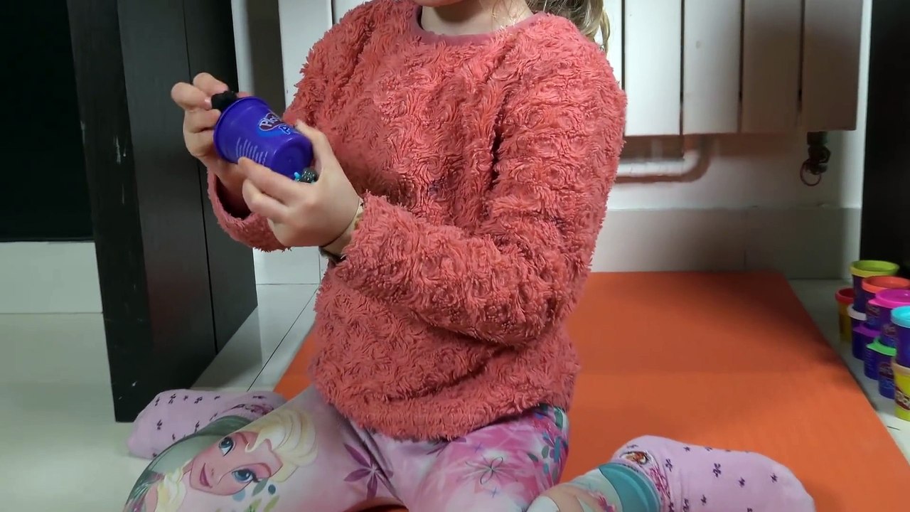 Learn colors & numbers Five little monkeys jumping on the bed • Studio Bubble Tea