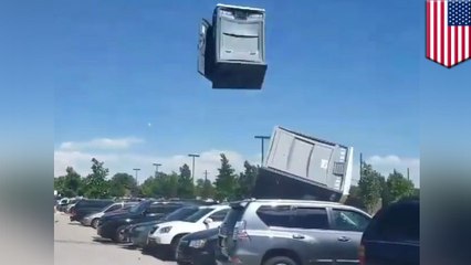 強風で仮設トイレが吹き飛ばされ…空中でアレをまき散らす - トモニュース