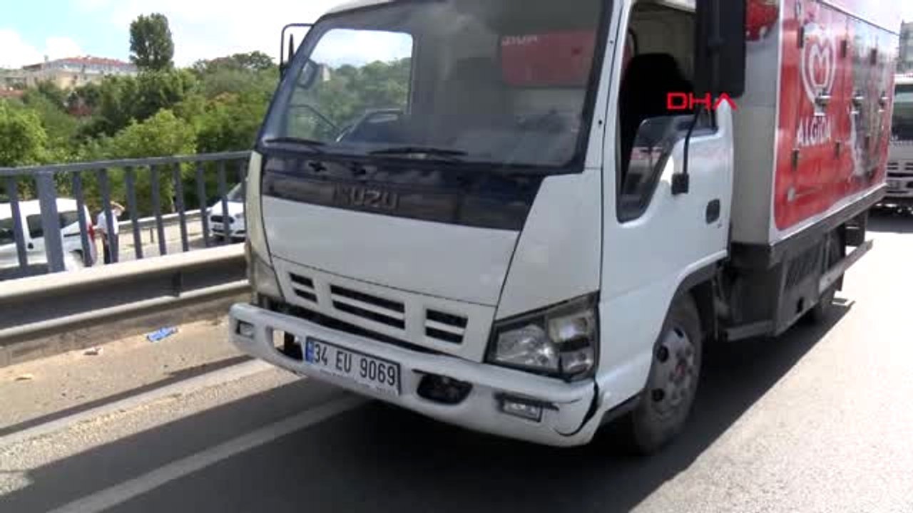 İstanbul Küçükçekmece D100 Karayolu'nda Zincirleme Trafik Kazası