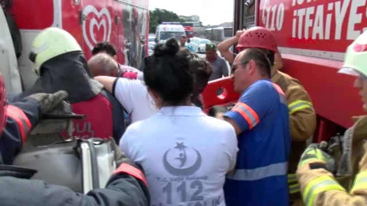 Ek Görüntü Küçükçekmece D100 Karayolu'nda Zincirleme Trafik Kazası