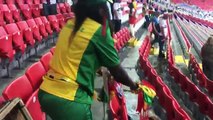 La afición de Senegal recogiendo la zona que ocupó durante el partido contra Polonia