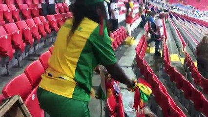 La afición de Senegal recogiendo la zona que ocupó durante el partido contra Polonia