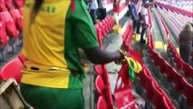 Des supporters sénégalais et japonais nettoient les tribunes après le match