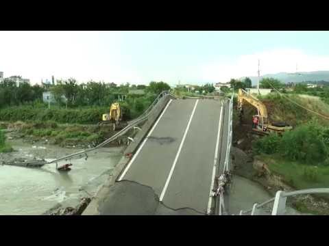 Ora News - Fillon puna për rindërtimin e Urës së Drojës, u shkatërrua nga përmbytjet