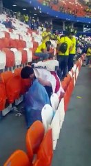 Dünya Kupası'ndaki galibiyet sonrası Japon taraftarlar stadyumu temizledi