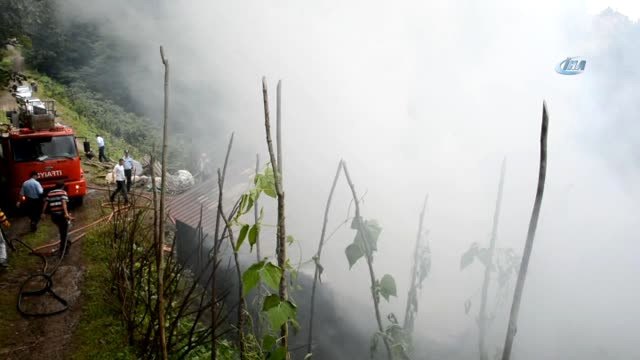 Yaşlı Kadın Yanan Evini Çıplak Ayaklarıyla Gözyaşları İçinde Çaresizce İzledi