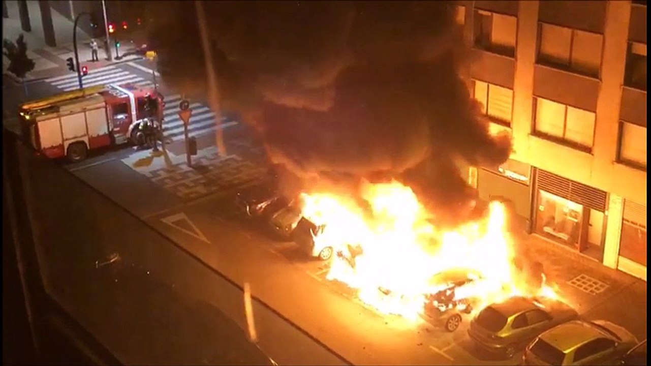 Así han extinguido los bomberos el incendio de ocho coches y cuatro contenedores en Iturrama