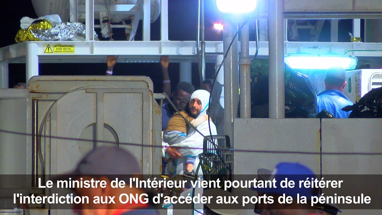 Sicile: les garde-côtes italiens accostent avec 522 migrants