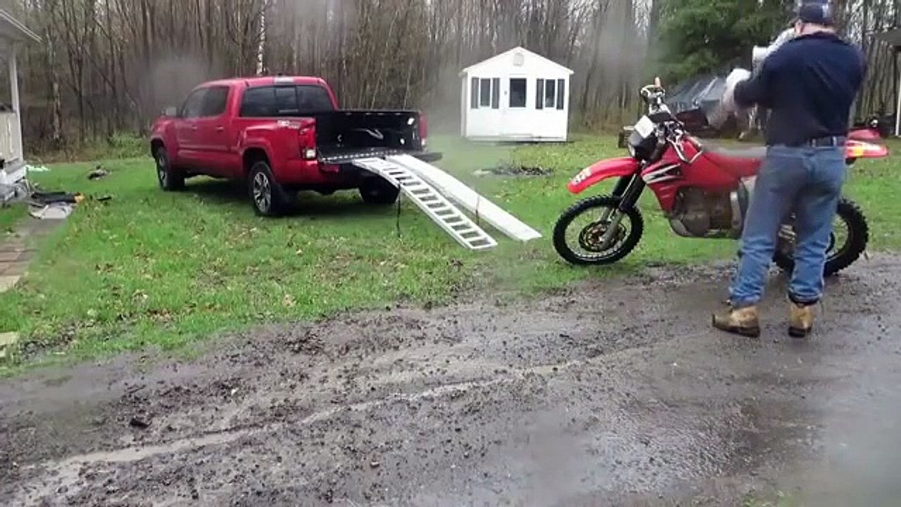 Charger une moto dans un pick up... Ou pas