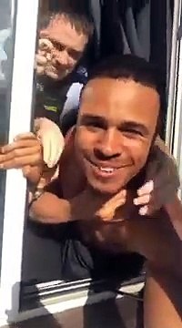 Petit selfie en pleine arrestation... Sympa