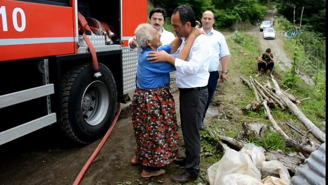 Yaşlı Kadın Yanan Evini Çıplak Ayaklarıyla Gözyaşları İçinde Çaresizce İzledi