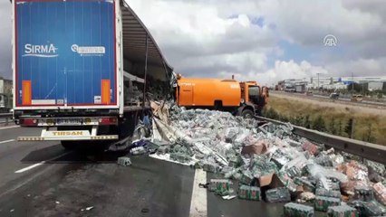 Meşrubat yüklü tır temizlik aracına çarptı - KOCAELİ