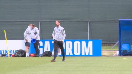 Southgate membuang sling-nya saat latihan Inggris