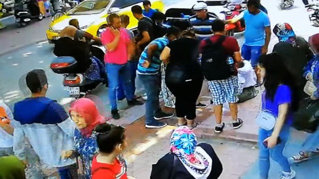 Yolun karşısına geçmek isterken motosikletin altında böyle kaldı