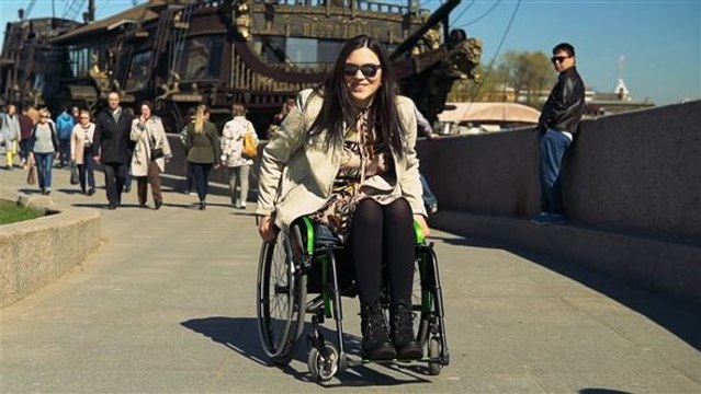 Freiheit statt Fesseln: Bloggerin über ihr Leben im Rollstuhl