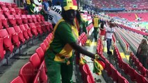 Des supporters nettoient leurs gradins (Coupe du monde 2018)
