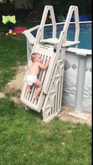 Un bébé escalade un escalier sécurisé d'une piscine (Massachusetts)