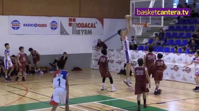 Olivier Rioux, un jeune basketteur de 12 ans qui mesure déjà 2,13m !