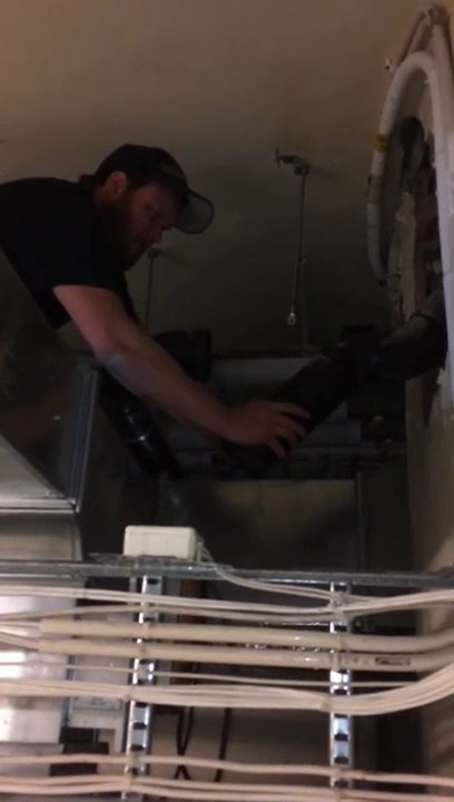 Un plombier débouche un tuyau remplie de... trucs immondes et se prend tout dans la tête