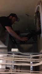 Un plombier débouche un tuyau remplie de... trucs immondes et se prend tout dans la tête