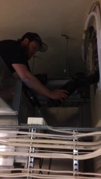 Un plombier débouche un tuyau remplie de... trucs immondes et se prend tout dans la tête