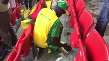 Des supporters nettoient leurs gradins (Coupe du monde 2018)