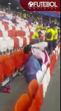 Nettoyage du stade par les supporters Japonais après le match de coupe du monde !