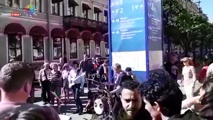 الفرق الموسيقية تستغل كأس العالم للتسول فى شوارع روسيا