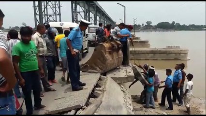 Video herunterladen: बिहार न्यूज- कोसी बैराज पर भयावह हादसा, अनियंत्रित हो ट्रक के नदी में गिरने से तीन की मौत