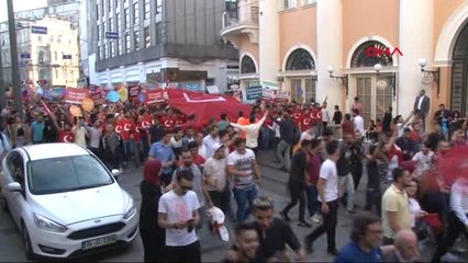 İstanbul Ak Partililer'den İstiklal Caddesi'nde 'Gençlik Yürüyüşü'